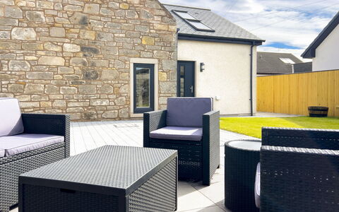 The Cottage: Casa, Mueble, Mueble Para Exteriores, Silla, Patio, Planta De Casa, Balcón, Villa, Brazo