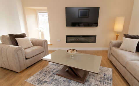 The Cottage: Mueble, Sofá, Piso, Diseño De Interiores, Suelo, Sala, Marrón, Habitación, Casa