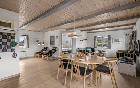 Hellevi - 500M to the Fjord: Diseño De Interiores, Piso, Madera, Techo, Suelo, Mueble, Suelos De Madera, Silla, Cocina Y Comedor Mesa, Casa