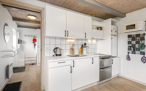 Hellevi - 500M to the Fjord: Cocina, Electrodoméstico, Madera, Aparato De Cocina, Mostrador, Piso, Techo, Diseño De Interiores, Mueble, Suelo