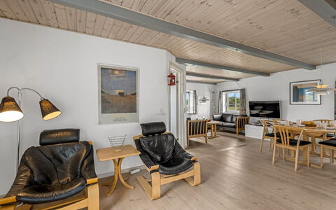 Hellevi - 500M to the Fjord: Madera, Mueble, Diseño De Interiores, Techo, Piso, Suelo, Suelos De Madera, Habitación, Silla, Sala
