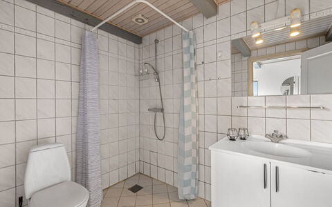 Hellevi - 500M to the Fjord: Piso, Arreglo De Tubería, Suelo, Diseño De Interiores, Baño, Lavabo, Techo, Plomería, Lavabo Del Baño, Habitación