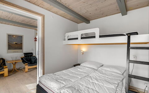 Hellevi - 500M to the Fjord: Madera, Techo, Habitación, Diseño De Interiores, Cama, Suelo, Mueble, Marco De La Cama, Habitación, Sábana
