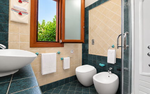 Villa Cristiana: Arreglo De Tubería, Baño, Piso, Diseño De Interiores, Baño, Lavabo, Suelo, Grifo, Lavabo Del Baño, Asiento Del Baño