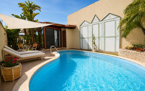 Villa Cristiana: Piscina, Mueble, Mueble Para Exteriores, Recurso, Ocio, Eco Hotel, Material Compuesto, Sombra, Paraguas, Maceta