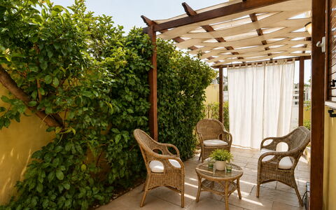 Villa Cristiana: Madera, Mueble, Mueble Para Exteriores, Sombra, Jardín, Patio Interior, Silla, Manchas De Madera, Mesa Al Aire Libre, Estructura Al Aire Libre