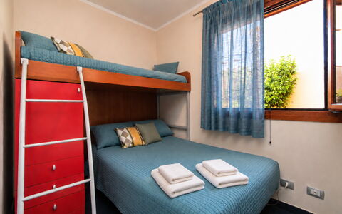 Villa Cristiana: Habitación, Cama, Madera, Sábana, Mueble, Lecho, Diseño De Interiores, Suelo, Marco De La Cama, Habitación