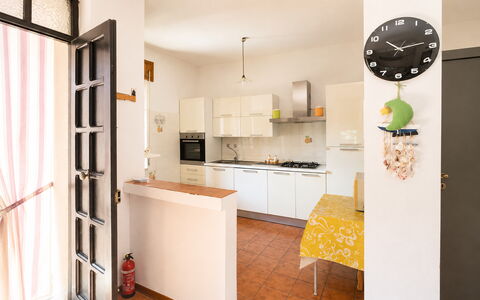 Casa Bianca, Budoni: Mueble, Diseño De Interiores, Piso, Suelo, Pared, Madera, Techo, Habitación, Mostrador, Cocina