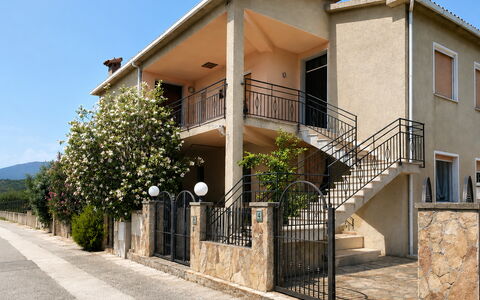 Casa Bianca, Budoni: Barrio Residencial, Arquitectura, Casa, Casa, Puerta, Balcón, Porche, Pretil, Inmuebles, Sombra
