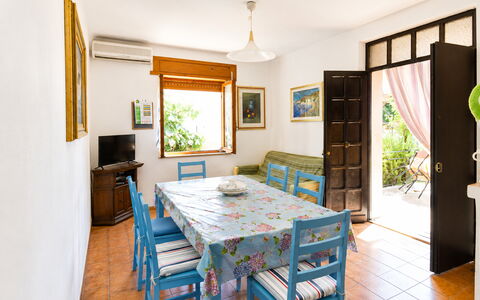 Casa Bianca, Budoni: Mueble, Diseño De Interiores, Mesa, Madera, Silla, Piso, Techo, Cocina Y Comedor Mesa, Comedor, Suelo