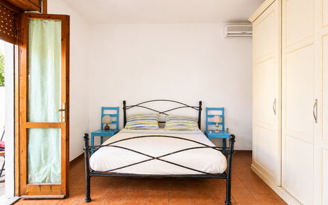 Casa Bianca, Budoni: Mueble, Cama, Habitación, Diseño De Interiores, Piso, Madera, Suelo, Lecho, Sábana, Habitación