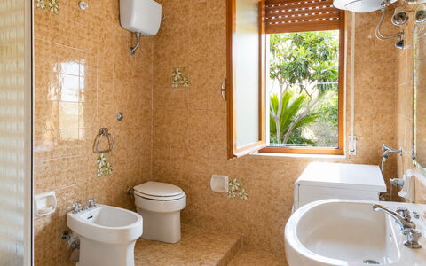 Casa Bianca, Budoni: Arreglo De Tubería, Asiento Del Baño, Baño, Lavabo, Lavabo Del Baño, Baño, Piso, Diseño De Interiores, Suelo, Grifo