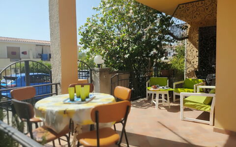 Casa Bianca, Budoni: Mueble, Silla, Mueble Para Exteriores, Balcón, Porche, Sombra, Mesa Al Aire Libre, Cocina Y Comedor Mesa, Patio Interior, Yarda