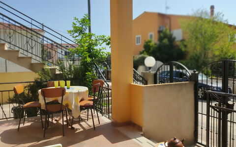 Casa Bianca, Budoni: Mueble, Silla, Balcón, Porche, Mueble Para Exteriores, Pretil, Manchas De Madera, Mesa Al Aire Libre, Planta De Casa, Maceta