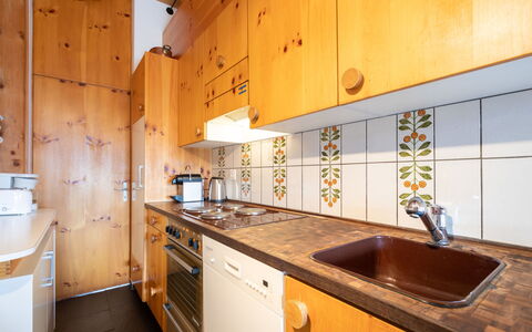 Casa Pleun: Madera, Cocina, Piso, Mostrador, Suelo, Diseño De Interiores, Lavabo, Electrodoméstico, Gabinetes, Grifo