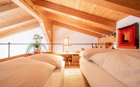 Casa Pleun: Diseño De Interiores, Mueble, Madera, Piso, Techo, Suelo, Cama, Habitación, Habitación, Casa