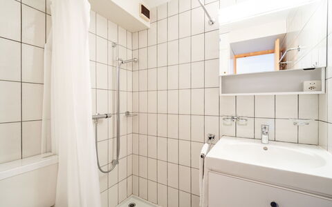 Casa Pleun: Diseño De Interiores, Pared, Arreglo De Tubería, Piso, Suelo, Baño, Lavabo, Lavabo Del Baño, Habitación, Grifo