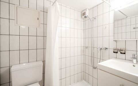 Casa Pleun: Piso, Diseño De Interiores, Suelo, Arreglo De Tubería, Techo, Habitación, Baño, Departamento, Plomería, Lavabo