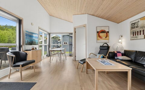 Sannie - 2.8Km from the Sea: Madera, Piso, Diseño De Interiores, Techo, Suelos De Madera, Suelo, Mueble, Sala, Casa, Habitación