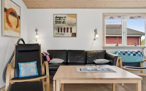 Sannie - 2.8Km from the Sea: Mueble, Diseño De Interiores, Piso, Madera, Suelo, Suelos De Madera, Techo, Sofá, Sala, Habitación
