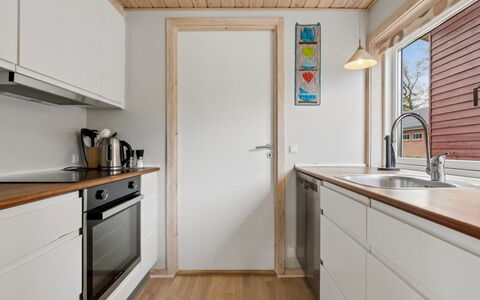 Sannie - 2.8Km from the Sea: Piso, Madera, Diseño De Interiores, Mostrador, Suelo, Cocina, Arreglo De Tubería, Electrodoméstico, Suelos De Madera, Techo