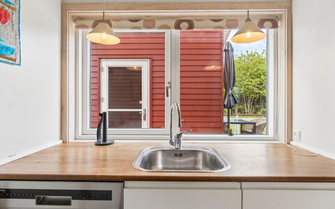 Sannie - 2.8Km from the Sea: Cocina, Mostrador, Diseño De Interiores, Madera, Fregadero, Piso, Arreglo De Tubería, Aparato De Cocina, Mueble, Casa