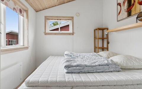 Sannie - 2.8Km from the Sea: Madera, Diseño De Interiores, Habitación, Mueble, Cama, Techo, Suelo, Piso, Habitación, Lecho