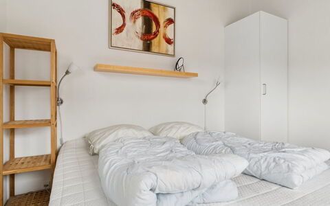 Sannie - 2.8Km from the Sea: Cama, Mueble, Habitación, Pared, Diseño De Interiores, Madera, Suelo, Piso, Sábana, Lecho
