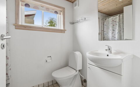 Sannie - 2.8Km from the Sea: Arreglo De Tubería, Pared, Madera, Lavabo, Piso, Suelo, Baño, Grifo, Plomería, Lavabo Del Baño