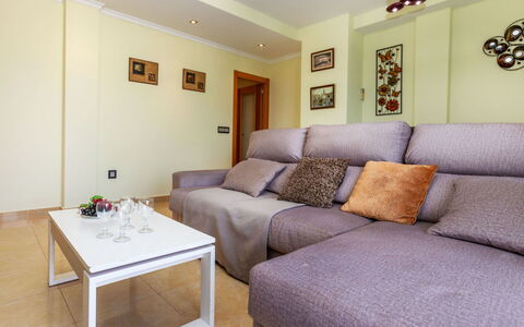 Marina Azul: Mueble, Diseño De Interiores, Piso, Suelo, Sofá, Madera, Habitación, Sala, Casa, Encendiendo