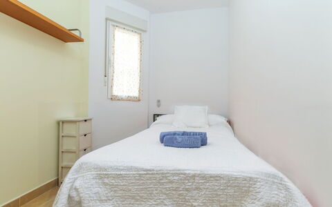 Marina Azul: Cama, Pared, Habitación, Suelo, Piso, Diseño De Interiores, Mueble, Madera, Techo, Sábana
