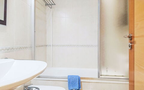 Marina Azul: Baño, Arreglo De Tubería, Piso, Suelo, Diseño De Interiores, Plomería, Loseta, Grifo, Ducha, Bañera