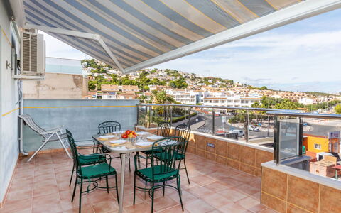 Marina Azul: Departamento, Silla, Balcón, Planta De Casa, Recurso, Mueble Para Exteriores, Hotel, Ático
