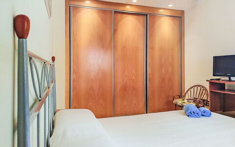 Marina Azul: Madera, Piso, Diseño De Interiores, Mueble, Suelo, Cama, Habitación, Habitación, Puerta, Sábana