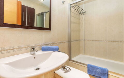 Marina Azul: Arreglo De Tubería, Piso, Baño, Diseño De Interiores, Suelo, Lavabo, Lavabo Del Baño, Espejo, Grifo, Plomería