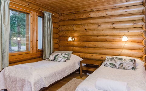 Kolin Kuningatar: Madera, Cama, Habitación, Diseño De Interiores, Techo, Mueble, Suelo, Piso, Sábana, Marco De La Cama