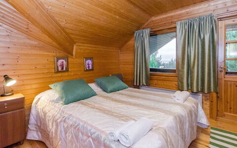 Kolin Kuningatar: Diseño De Interiores, Suelo, Madera, Piso, Techo, Cama, Habitación, Mueble, Sábana, Habitación