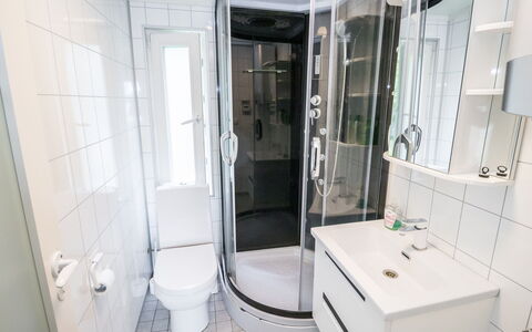 Tuuliranta: Arreglo De Tubería, Diseño De Interiores, Baño, Lavabo Del Baño, Suelo, Lavabo, Plomería, Piso, Habitación, Espejo