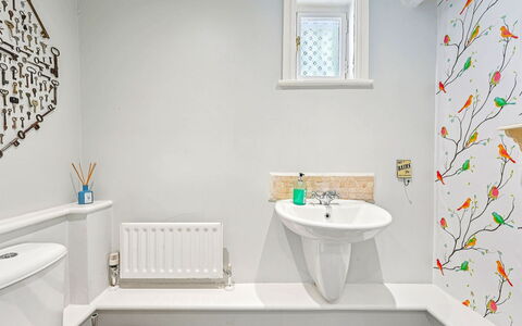 London Kingston 602: Diseño De Interiores, Pared, Arreglo De Tubería, Baño, Piso, Suelo, Lavabo Del Baño, Grifo, Techo, Lavabo