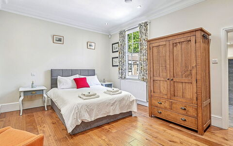 London Kingston 602: Mueble, Diseño De Interiores, Piso, Suelo, Madera, Habitación, Cama, Habitación, Suelos De Madera, Gabinetes
