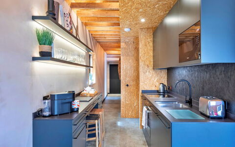 Bognor Regis 602: Cocina, Mostrador, Diseño De Interiores, Mueble, Piso, Pared, Madera, Techo, Suelo, Encendiendo