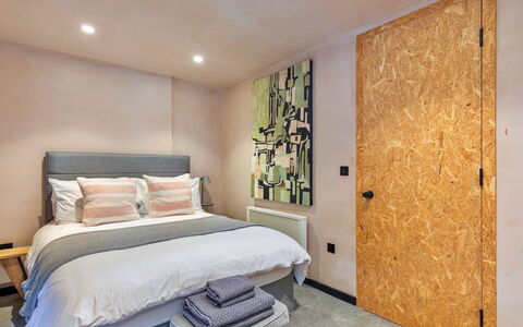Bognor Regis 602: Diseño De Interiores, Mueble, Pared, Habitación, Piso, Suelo, Madera, Sábana, Techo, Cama