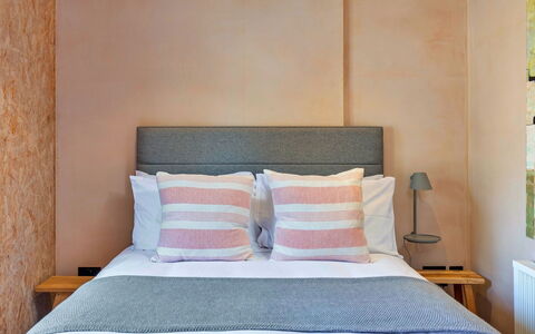 Bognor Regis 602: Habitación, Madera, Mueble, Sábana, Linos, Diseño De Interiores, Lecho, Cama, Suelo, Textil