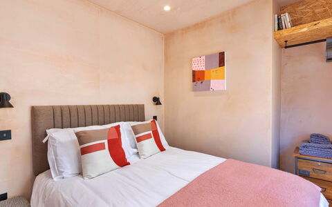 Bognor Regis 602: Mueble, Cama, Diseño De Interiores, Habitación, Pared, Sábana, Piso, Suelo, Lecho, Madera