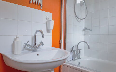 Hollybush Studio: Lavabo Del Baño, Arreglo De Tubería, Lavabo, Pared, Baño, Diseño De Interiores, Grifo, Piso, Suelo, Plomería