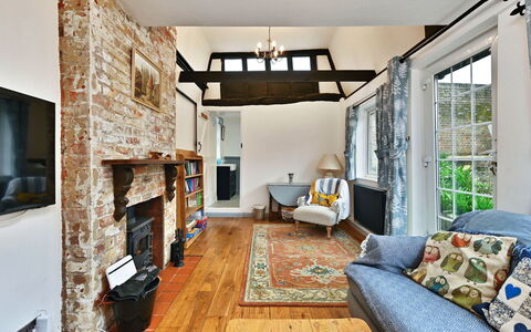 The Old Barn, Hadlow: Mueble, Pared, Diseño De Interiores, Madera, Techo, Piso, Encendiendo, Suelo, Casa, Sala