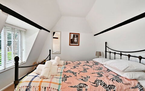 The Old Barn, Hadlow: Cama, Mueble, Habitación, Diseño De Interiores, Pared, Lecho, Madera, Sábana, Linos, Textil