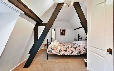 The Old Barn, Hadlow: Piso, Pared, Suelo, Diseño De Interiores, Madera, Techo, Habitación, Habitación, Mueble, Cama