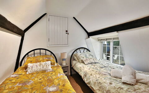 The Old Barn, Hadlow: Madera, Mueble, Casa, Habitación, Diseño De Interiores, Suelo, Cama, Lecho, Techo, Marco De La Cama