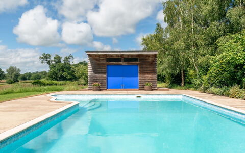 The Old Schoolhouse at Penrhos: Azul, Material Compuesto, Piscina, Edificios Del Jardín, Sombra, Diseño, Paisajismo, Manchas De Madera, Cobertizo, Patio Interior